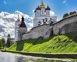 88678528-trinity-cathedral-behind-the-fortified-wall-of-the-pskov-kremlin-on-a-sunny-autumn-day-pskov-russia